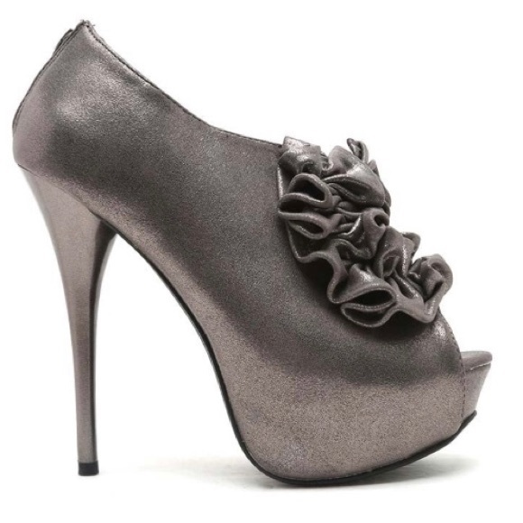 Qupid Ruffled Platform Bootie - Picture 2 of 15